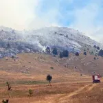 Četiri kanadera, Hrvatska vojska i vatrogasci pokušavaju obuzdati požar na Dinari