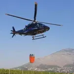 Požar na Crnom vrhu i dalje aktivan, stigao helikopter Oružanih snaga BiH