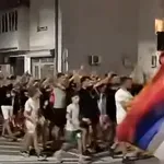 VIDEO | Stotine ljudi u Zvorniku skandirale ime Ratka Mladića
