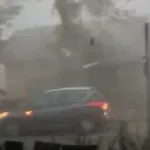VIDEO | Drvo palo pred automobil, vozač u Prnjavoru za dlaku izbjegao tragediju