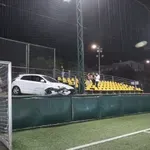 Probio ogradu i automobil "parkirao" u tribine tijekom utakmice