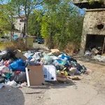 Sramota u centru Mostara: Kontejneri uklonjeni, smeće se i dalje baca na isto mjesto