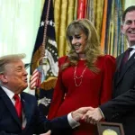 Svi su gledali u ženu iza Trumpa: "Je li ovo umjetna inteligencija ili što?"