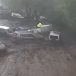 Dramatično u Čileu: Bujice nose automobile, čovjek se očajnički drži za kamion koji plovi