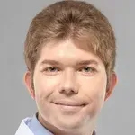 Je mi 67 let a v poslední době mám pocit, že vidím jakoby přes mlhu. Může to být šedý zákal a dá se to vyřešit i jinak než operací?