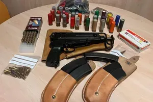 Pomurski policisti med hišno preiskavo zasegli pištolo in več nabojev