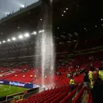 Velika sramota za kultni stadion! Cel svet se zgraža nad razmerami na Old Traffordu (video)