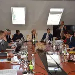 Kmetijska ministrica obiskala Pomurje. S ključnimi deležniki razpravljali o protitočni zaščiti ter namakanju v Pomurju