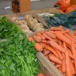 Sadje in zelenjava lokalnih dobaviteljev vse redkeje na trgovskih policah