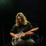 (VIDEO) Mlad prekmurski kitarist, ki je nastopal z mnogimi znanimi glasbeniki, se preizkuša še v petju