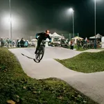 (FOTO) Nočna pumptrack dirka v Apačah privabila številne obiskovalce