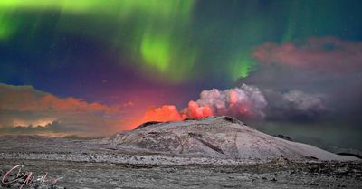 Fotograf je napravio fantastičnu sliku erupcije vulkana za vreme polarne svetlosti