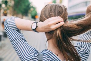 Sose viseld a hajgumidat a csuklódon: életveszélyes állapotba került emiatt egy fiatal nő