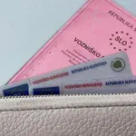 Na vidiku nov udarec za voznike: prihaja močna omejitev vozniških dovoljenj (preveri, kdo bo najbolj na udaru)
