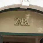 Vse ženske v vrsti za kabine so v roki držale to obleko: to je kos iz Zare, ki osvaja modne navdušenke