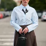 Kako to sezono nositi rjavo in modro: popoln recept za šik jesenski videz