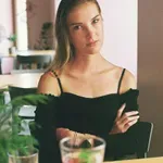 "Tašča je zahtevala, da spi v najini zakonski postelji – ko sem rekla ne, se je začel družinski kaos" (resnična zgodba)