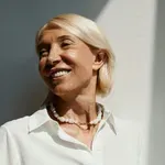 Po 29 letih zakona jo je ločitev doletela kot strela z jasnega - a njena naslednja poteza je presenetila vse