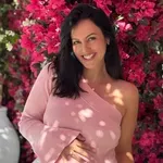 Lepa Afna z novimi fotografijami pokazala, kako potekajo prvi dnevi po rojstvu drugega otroka: razkrila je tudi spol (FOTO)