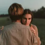 Če je bil nekdo v preteklosti hudo prizadet v ljubezni, ga boste v novem razmerju pogosto prepoznali po teh znakih