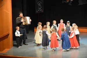 V Grobljah izvedli 5. Otroški folklorni festival – Pleši, pleši, črni kos