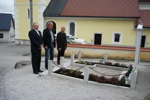 Župan ob Dnevu upora proti okupatorju položil venec pred obnovljeni spomenik na Vrhpolju
