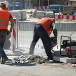 Nesreča pri delu v Dragomlju: en delavec huje poškodovan