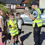 Otroci policisti pomagali pri varnem prečkanju ceste