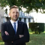 Pobuda poslanca Reberška: “Ni znanja slovenščine, ni socialne pomoči.”