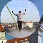 Nad Bratislavou bojuje o nový rekord: Jaan Roose kráčí 100 metrů nad zemí po popruhu širokém necelé dva centimetry