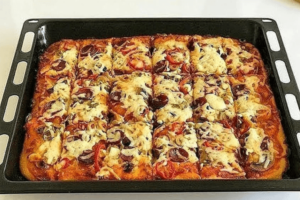 Rychlá a jemňoučká pizza z JOGURTU: Bez kynutí a peče se jen 15 minut!