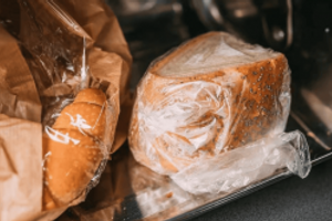 Vložte tuto věc do sáčku na chléb: Chléb vydrží čerstvý až 3 týdny!