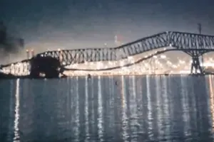 Video: Po nárazu nákladní lodi se zřítil čtyřproudý silniční most