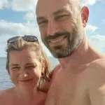 Nahá, s úsměvem a kávou v ruce: Helena odhaluje pravdu o práci na nudistické pláži a co se děje, když se muži „vzruší“