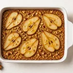 Zapomeňte na obyčejnou kaši. Pečené vločky s hruškami a hnědým máslem si zamilujete