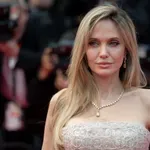 Angelina Jolie ruhájáról beszél most mindenki, így jelent meg Cannes-ban