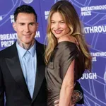Azt hitted, a barna kanapé már a múlté? Adam Levine gyönyörű nappalija után lehet, hogy meggondolod magad
