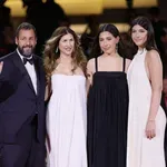 Adam Sandler feleségével és ritkán látott lányaival jelent meg a Velencei Filmfesztivál vörös szőnyegén - fotók