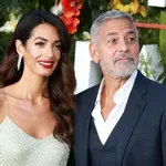 Amal Clooney menyasszonyi hangulatú ruhájáról beszél most mindenki – meseszép volt