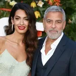 Amal Clooney különleges táskáját akarja most mindenki, ez a nyár kedvence