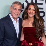 A '70-es évek vibeját idézte meg Amal Clooney Milánóban, minden szem rá szegeződött