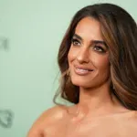 Amal Clooney bőrszoknyája a tavasz sztárja, mindenki ilyet akar