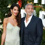 Így érkezett meg Milánóba – Amal Clooney leopárdmintás csizmáját imádják most az emberek
