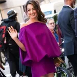 Amal Clooney lila miniruhája vitte a prímet New Yorkban – így hódít most a modern elegancia