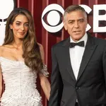 Amal Clooney metálszínű miniruhája minden tekintetet magára vonzott Velencében