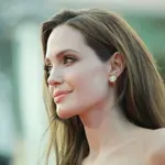 Angelina Jolie szettje bizonyítja, a fekete ruha tényleg sosem megy ki a divatból