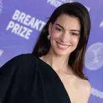 Ez az őszi körömszín Anne Hathaway új kedvence – elegánsabb, mint a klasszikus barna