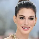 Műtét nélkül feszesebb arc? Anne Hathaway egyszerű hajtrükkje tarol most