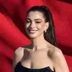 Anne Hathaway kék pizsamaszettjéről beszél most mindenki – a nyár legkényelmesebb trendjét viselte