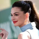 Anne Hathaway kismamastílusát csak imádni lehet – ebben a merész outfitben érkezett az új filmje premierjére